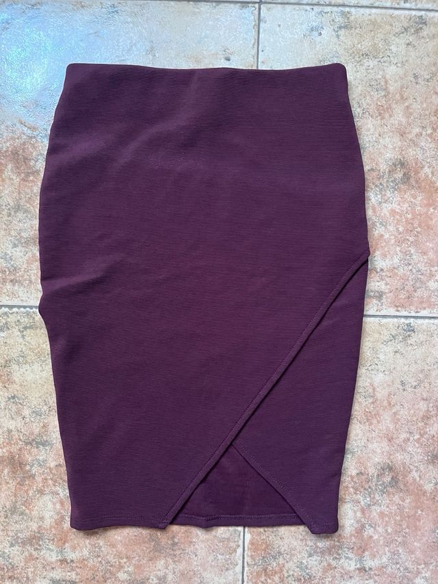 Falda granate ajustada.