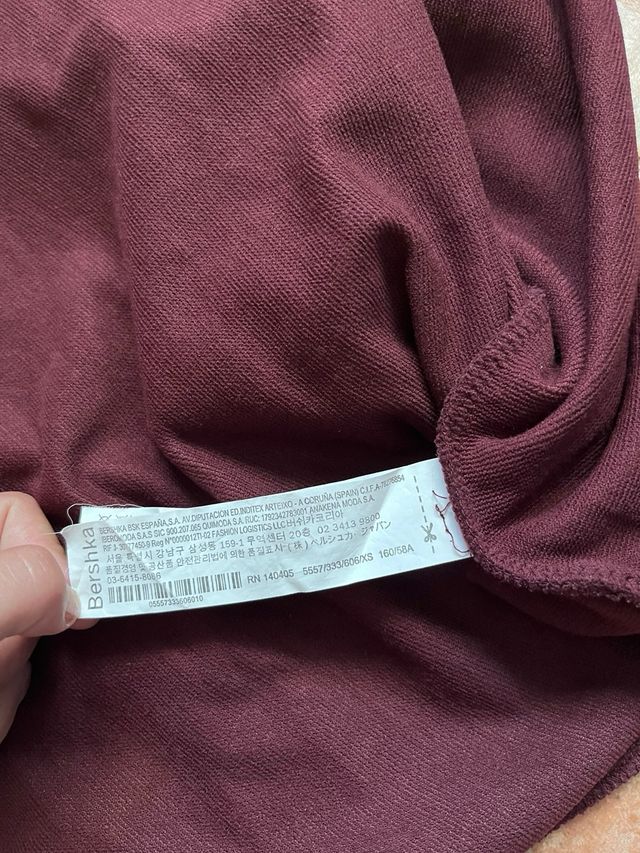 Falda granate ajustada.