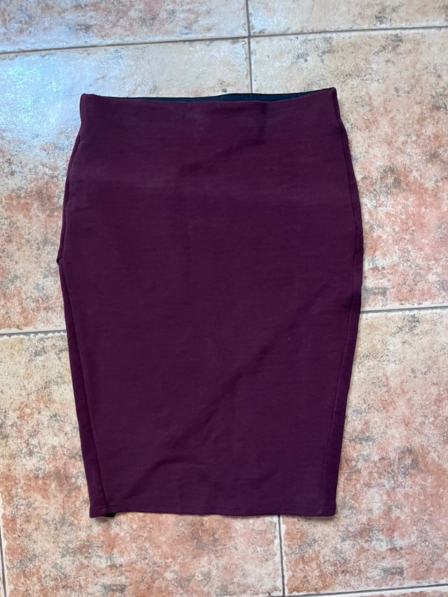 Falda granate ajustada.