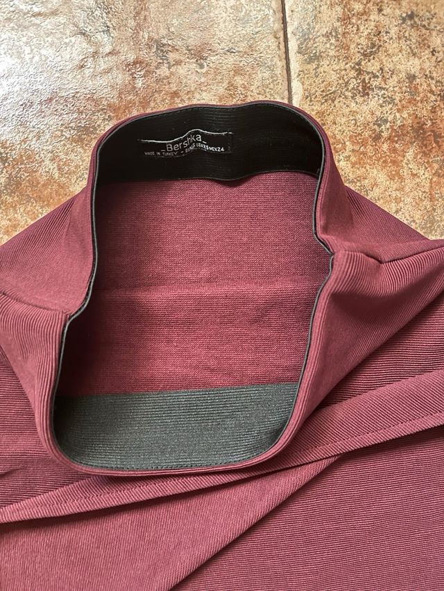 Falda granate ajustada.