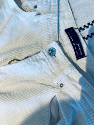 Pantalon de pana blanco Stradivarius de segunda mano por 10 EUR en Mataró  en WALLAPOP