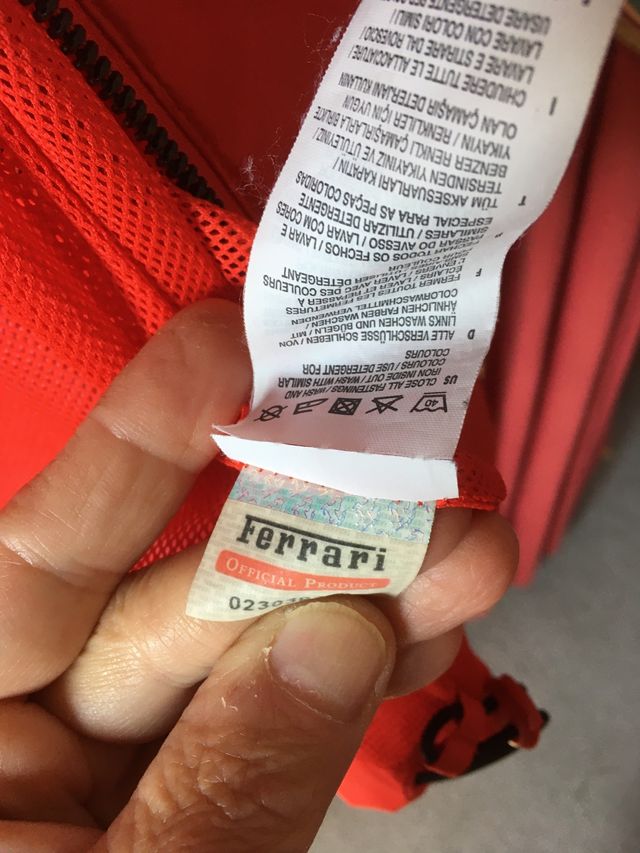 Chaqueta chubasquero con gorro Ferrari original