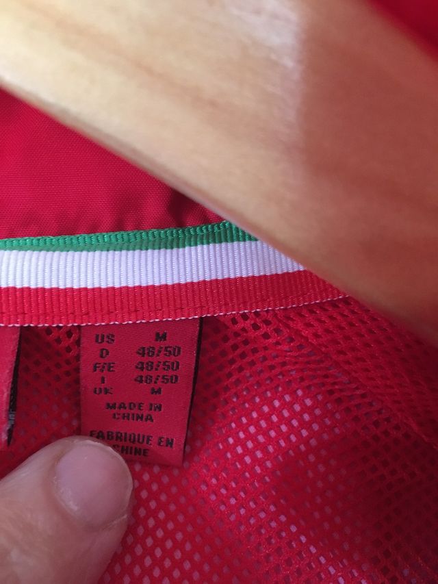 Chaqueta chubasquero con gorro Ferrari original