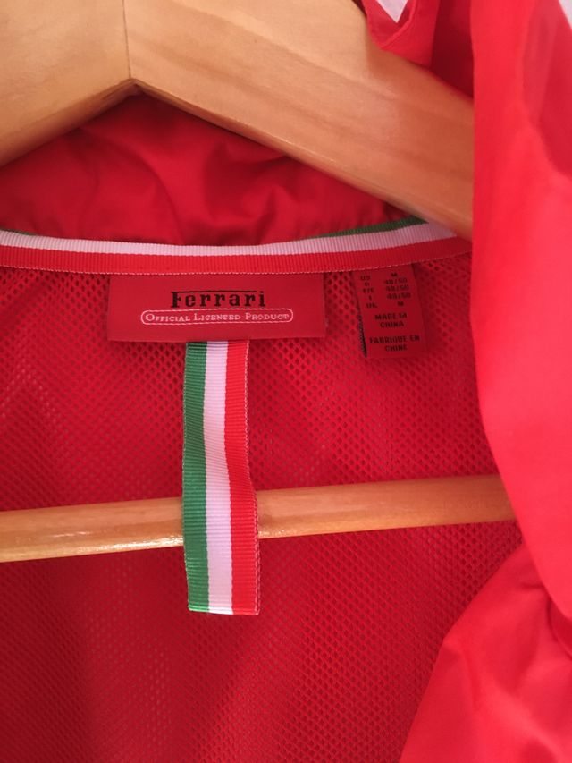 Chaqueta chubasquero con gorro Ferrari original