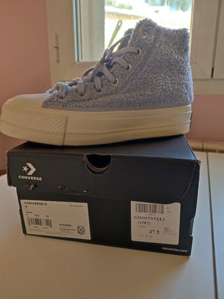 Sara Carbonero y las Converse con borreguito que serán las más buscadas del  invierno
