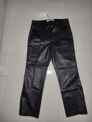 Pantalón polipiel Mango de segunda mano por 15 EUR en Valencia en WALLAPOP