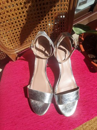 Sandalias plateadas Gloria Ortiz 41. de segunda mano por 15 EUR en Madrid  en WALLAPOP