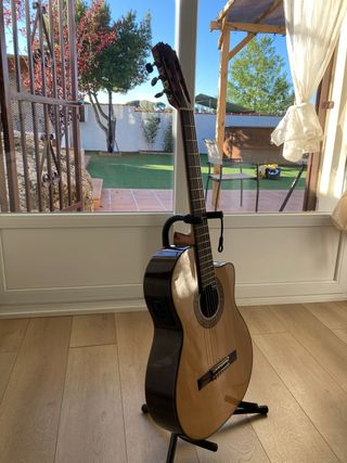 Guitarra flamenca electrificada de segunda mano por 320 EUR en Cadalso de  los Vidrios en WALLAPOP