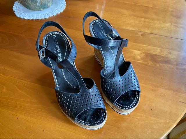 Sandalias negras con cuña de corcho