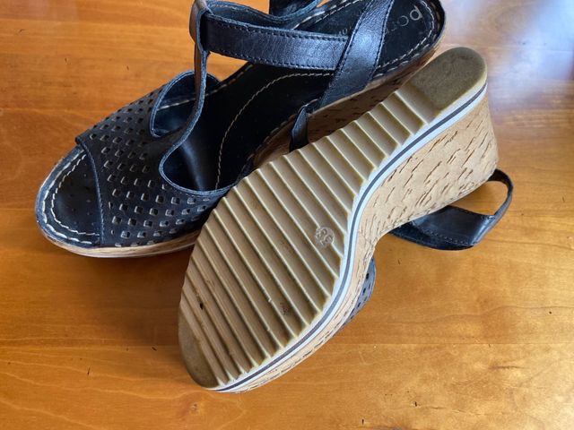 Sandalias negras con cuña de corcho