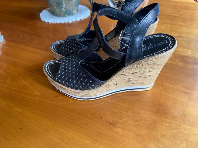 Sandalias negras con cuña de corcho