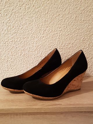 Zapatos de cuña negros de segunda mano por 15 EUR en Badalona en WALLAPOP