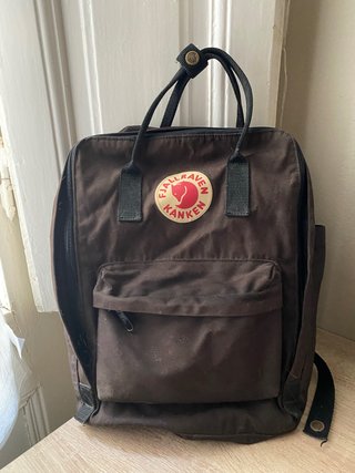 Mochila Fjallraven Kanken mediana negra de segunda mano por 17 EUR en  Barcelona en WALLAPOP