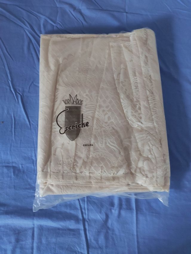 Colcha beige de matrimonio de 135cm.