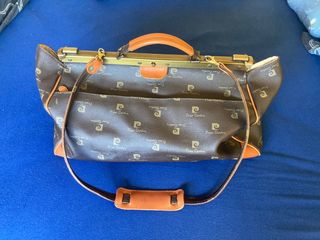 Bolso de pedrería en forma de sobre dorado | INVITADISIMA