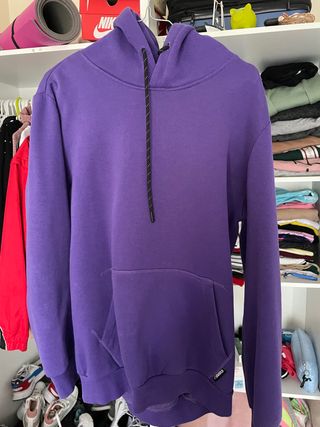 Sudadera morada de Bershka de segunda mano por 15 EUR en Boadilla del Monte  en WALLAPOP