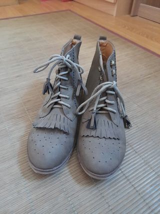 Botas marrones bajas de segunda mano por 5 EUR en Toledo en WALLAPOP