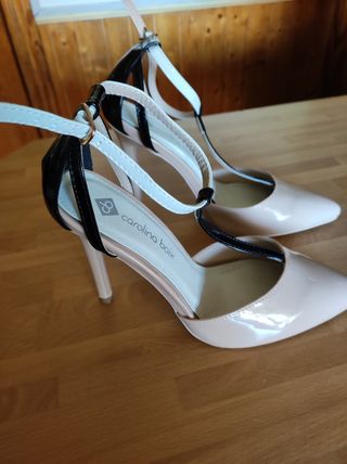 Zapatos de fiesta color beige con negro de segunda mano por 10 EUR en  Madrid en WALLAPOP