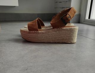 Sandalias con plataforma color Camel nuevas de segunda mano por 23 EUR en  Huelva en WALLAPOP