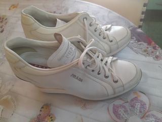 Botines Prada originales de segunda mano por 25 EUR en Caldes de Malavella  en WALLAPOP