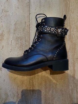 Botas Zara de segunda mano por 25 EUR en Villaviciosa de Odón en WALLAPOP