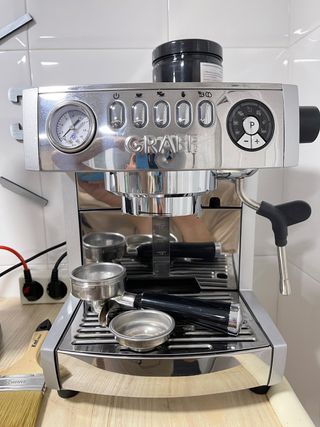 Vendo cafetera profesional para casa con molino de segunda mano por 299 EUR  en Almuñécar en WALLAPOP