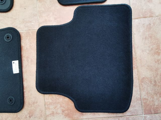 JUEGO DE ALFONBRILLAS SKODA.