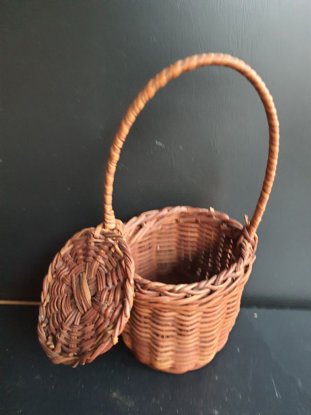 Cesta infantil de mimbre con tapa