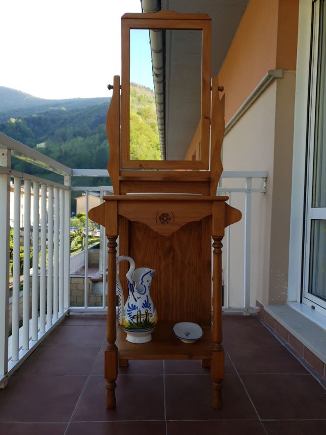 Egurrezko altzaria.Mueble de baño de madera maciza