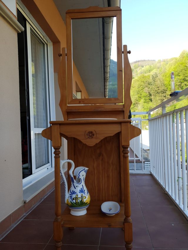 Egurrezko altzaria.Mueble de baño de madera maciza