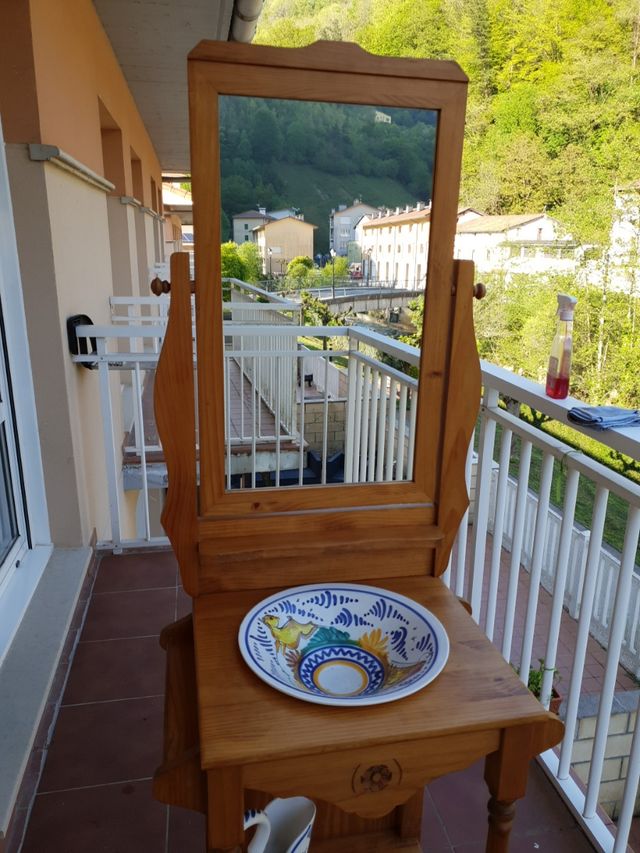 Egurrezko altzaria.Mueble de baño de madera maciza