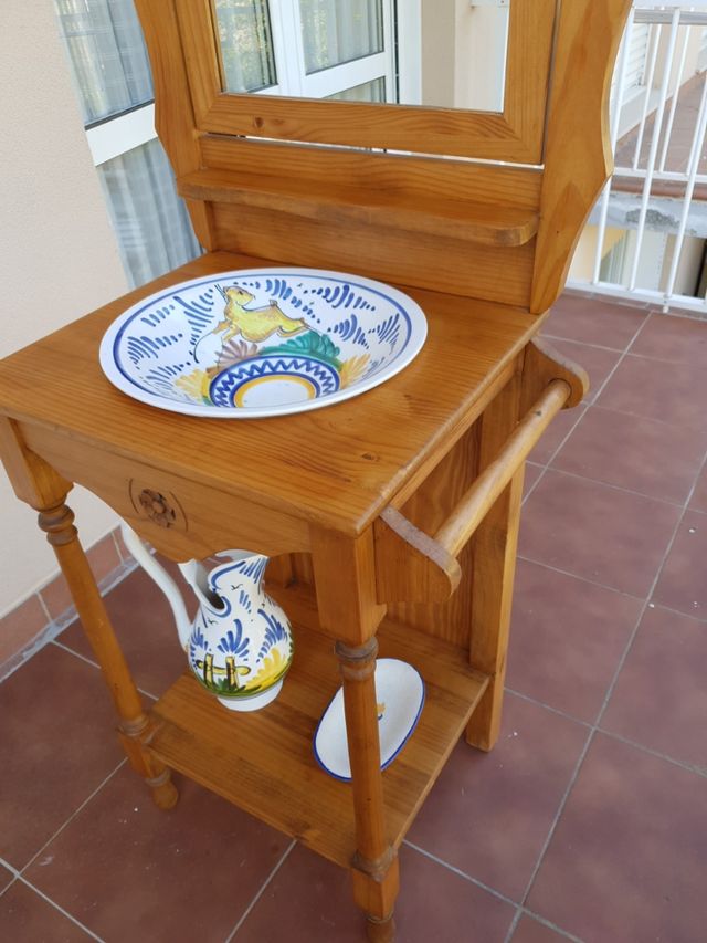 Egurrezko altzaria.Mueble de baño de madera maciza