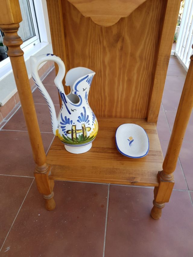 Egurrezko altzaria.Mueble de baño de madera maciza