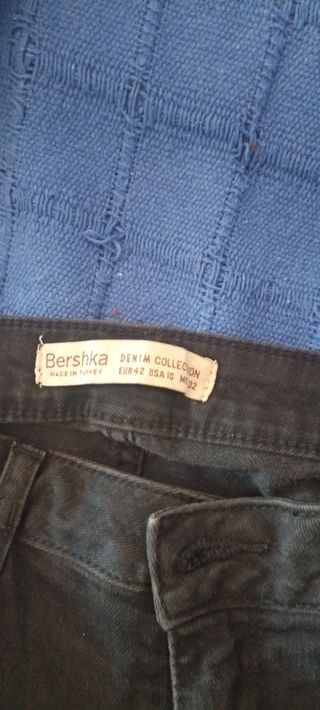 Jeans negros rajados 42 de segunda mano por 6 EUR en Alcalá de Guadaíra en  WALLAPOP