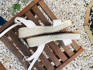 Sandalias con cuña de esparto marca Sfera de segunda mano por 12 EUR en  Madrid en WALLAPOP
