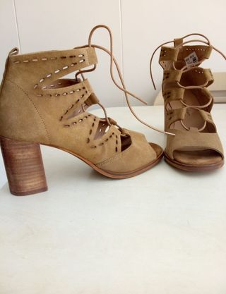 Botines verano tacón 37 de segunda mano por 40 EUR en Eibar en WALLAPOP
