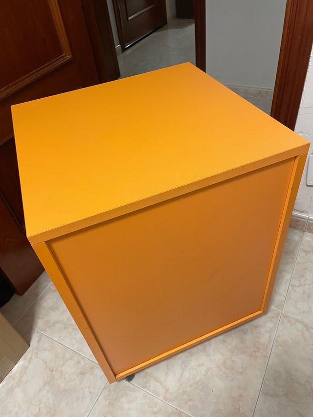 Cajonera con ruedas de madera maciza de calidad.