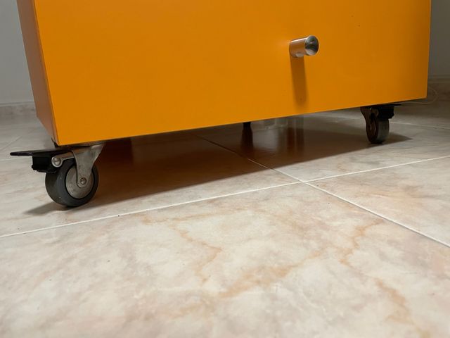 Cajonera con ruedas de madera maciza de calidad.