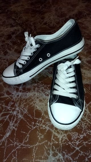 Zapatillas estilo converse negras de segunda mano por 10 EUR en El Arenal  de Ávila en WALLAPOP