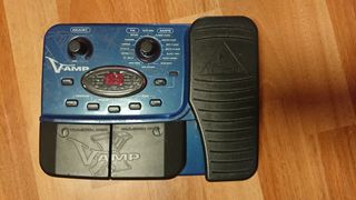 Pedalera Behringer V-Amp con pedal de expresión de segunda mano por 40 EUR  en Cartagena en WALLAPOP