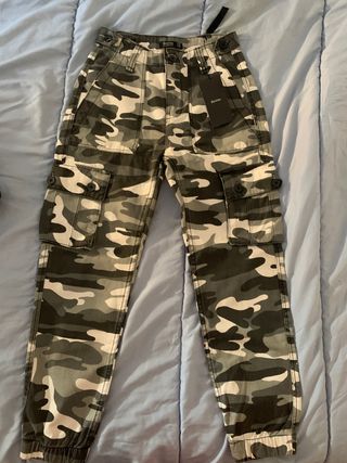 Pantalones camuflados, Bershka con etiqueta de segunda mano por 4 EUR en  Valencia en WALLAPOP