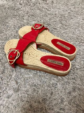 Sandalias de esparto Rojas de segunda mano por 8 EUR en Portugalete en  WALLAPOP