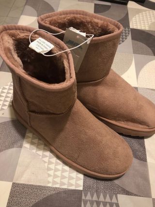 Botas pelo rosa de segunda mano por 8 EUR en Madrid en WALLAPOP