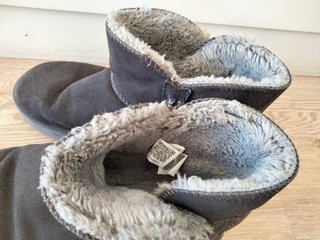 Botas UGG grises bajitas de segunda mano por 15 EUR en Valencia en WALLAPOP