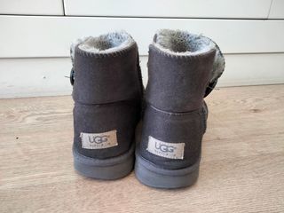 Botas UGG grises bajitas de segunda mano por 15 EUR en Valencia en WALLAPOP