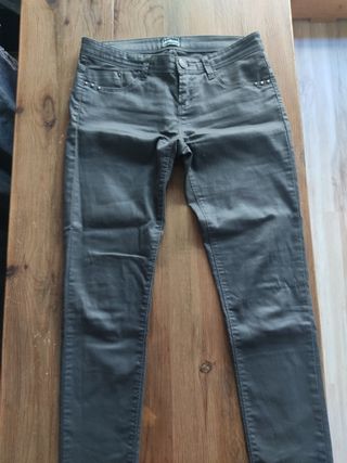 Pantalón encerado Stradivarius de segunda mano por 5 EUR en Premià de Mar  en WALLAPOP