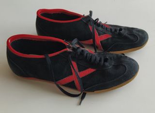 Zapatillas VIALIS-MUNICH color negro-rojo (45,5) de segunda mano por 25 EUR  en Parlava en WALLAPOP