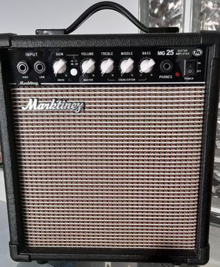 Amplificador de guitarra eléctrica de segunda mano por 50 EUR en Carrizo de  La Ribera en WALLAPOP