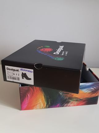 Botines negros con tacon Desigual de segunda mano por 30 EUR en Barcelona  en WALLAPOP