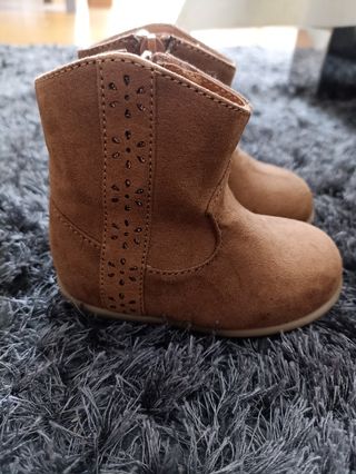 Botas camperas bebé 19 de segunda mano por 5 EUR en Logroño en WALLAPOP